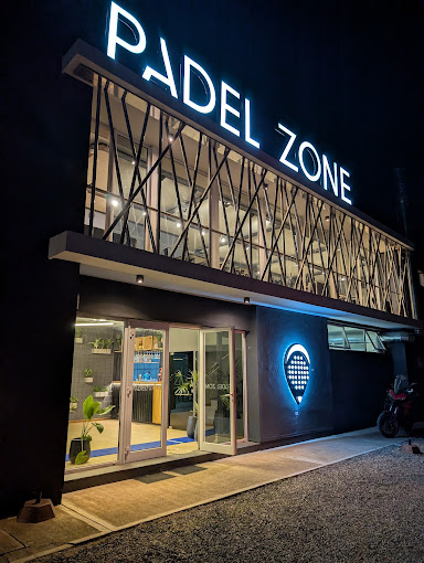 Ingresso del Padel Zone Cordoba di notte
